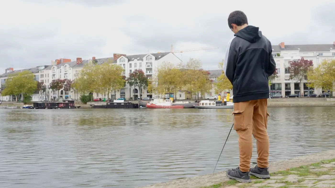 Un pêcheur de l’association sur les quais de l’Erdre à Nantes